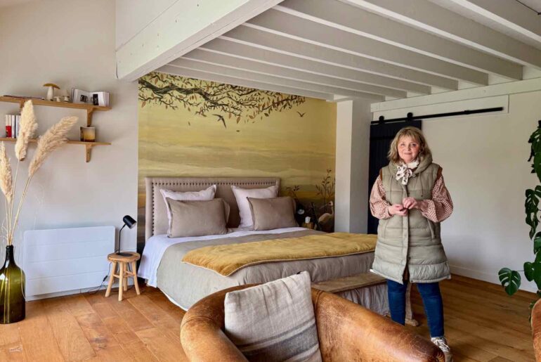 Un-Matin-de-mai-Verlincthun-L-Atelier-proprietaire-dans-chambre