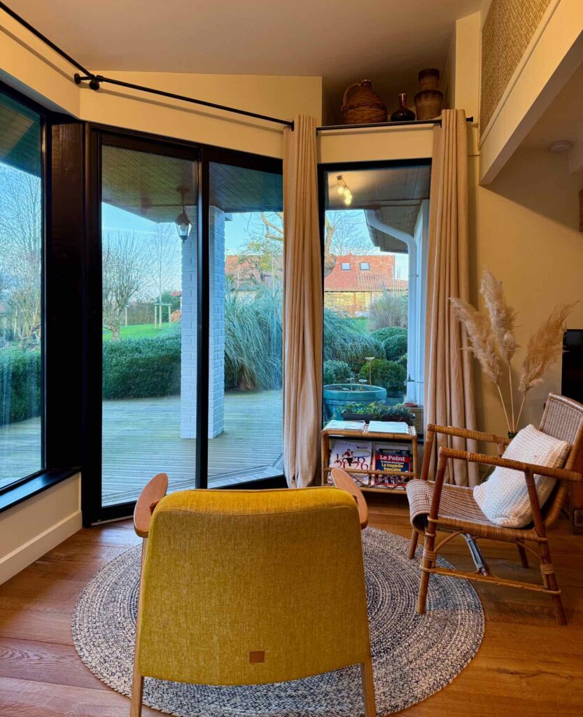 Un-Matin-de-mai-Verlincthun-La-Suite-salon-avec-vue-terrasse