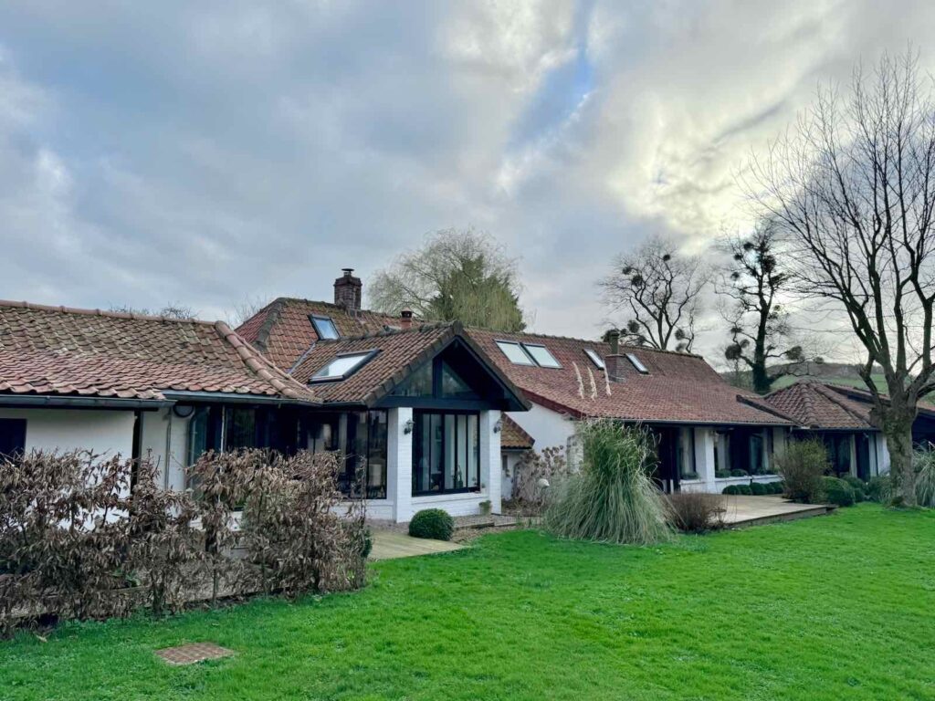 Un-Matin-de-mai-Verlincthun-maison-dans-son-ensemble