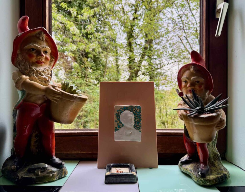 Braine-le-Comte-La-Chapelle-de-verre-deux-nains