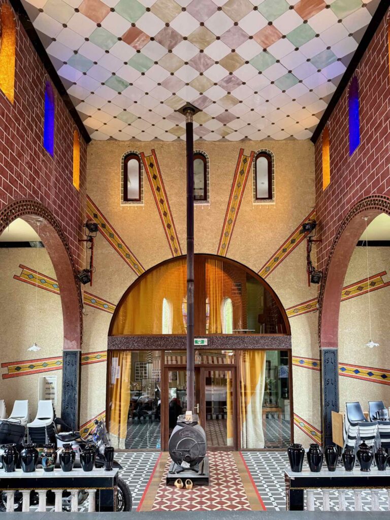 Braine-le-Comte-La-Chapelle-de-verre-interieur