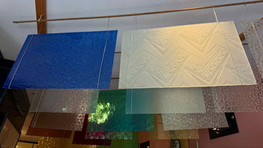 En-Wallonie-ou-dormir-dans-une-ancienne-eglise-chapelle-de-verre-Braine-le-Comte-plaques-de-verre