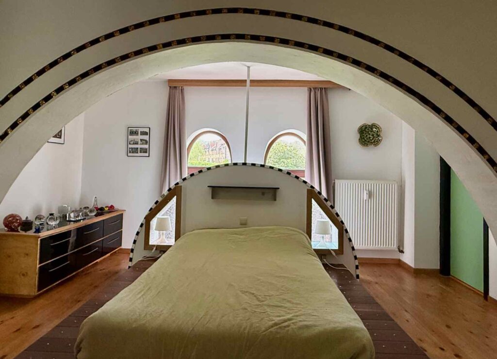 En-Wallonie-si-on-dormait-dans-une-ancienne-eglise-chapelle-de-verre-Braine-le-Comte-chambre