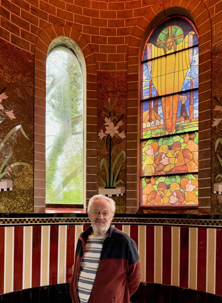 En-Wallonie-si-on-dormait-dans-une-ancienne-eglise-chapelle-de-verre-Braine-le-Comte-plaques-de-verre