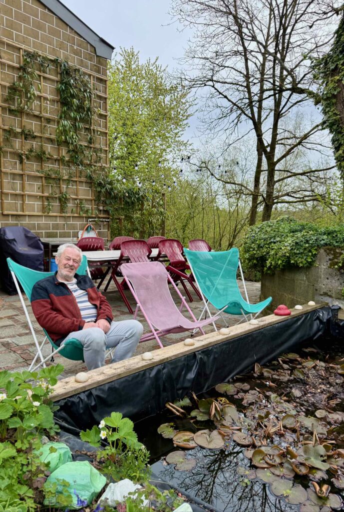 En-Wallonie-si-on-dormait-dans-une-ancienne-eglise-chapelle-de-verre-Braine-le-Comte-proprietaire-dans-jardin