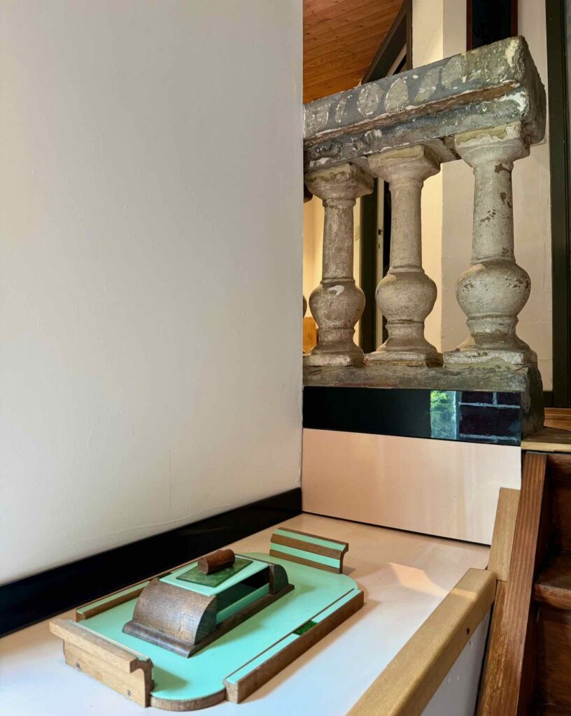 En-Wallonie-si-on-dormait-dans-une-ancienne-eglise-chapelle-de-verre-Braine-le-Comte-rambarde-ancienne