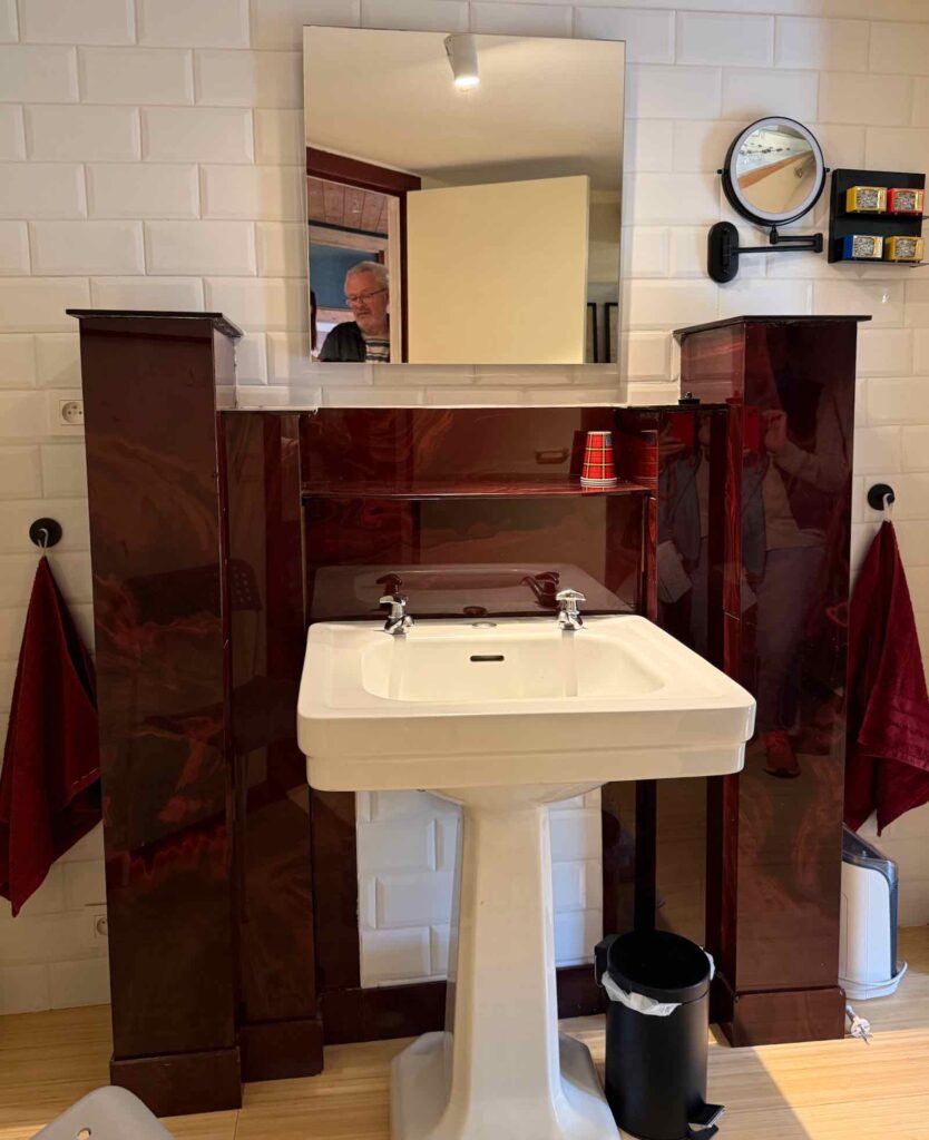 En-Wallonie-si-on-dormait-dans-une-ancienne-eglise-chapelle-de-verre-Braine-le-Comte-salle-de-bain