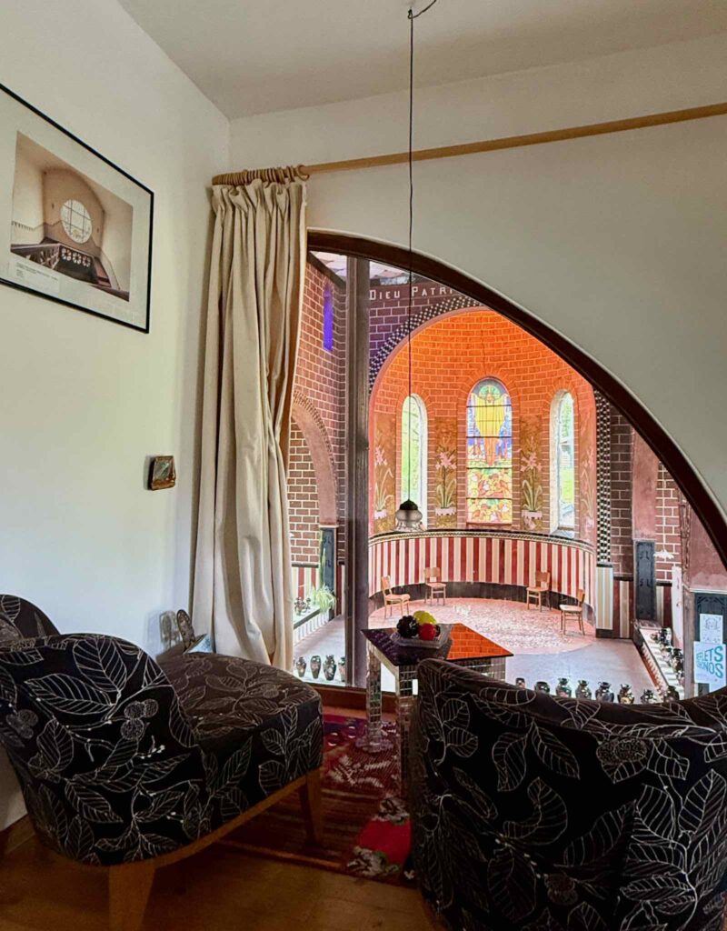 En-Wallonie-si-on-dormait-dans-une-ancienne-eglise-chapelle-de-verre-Braine-le-Comte-vue-de-la-chambre