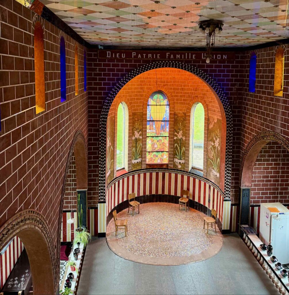 En-Wallonie-si-on-dormait-dans-une-ancienne-eglise-chapelle-de-verre-Braine-le-Comte-vue-ensemble