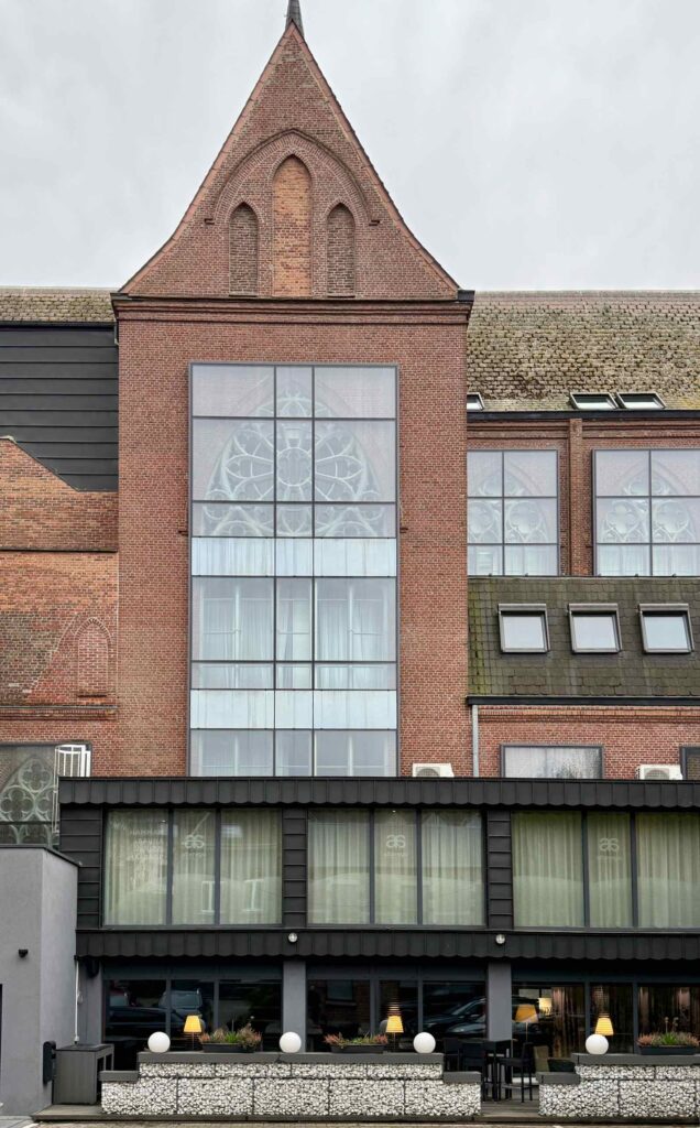 En-Wallonie-si-on-dormait-dans-une-ancienne-eglise-hotel-Dream-Mons-exterieur-arriere