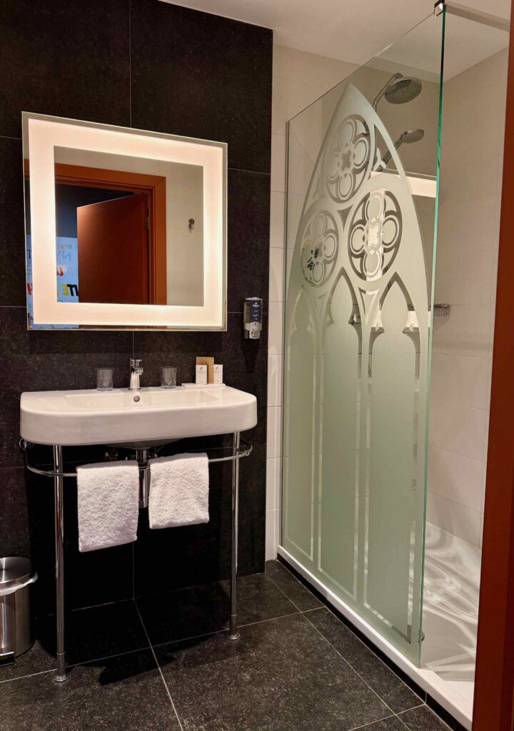 En-Wallonie-si-on-dormait-dans-une-ancienne-eglise-hotel-Dream-Mons-salle-de-bain