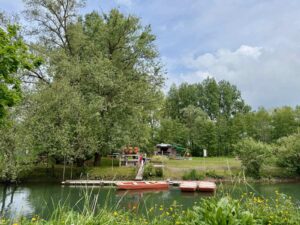 Cinq-activites-a-faire-dans-les-7-Vallees-balade-marais-de-La-Madelaine-sous-Montreuil-embarcadere-Le-Petit-Quentovic