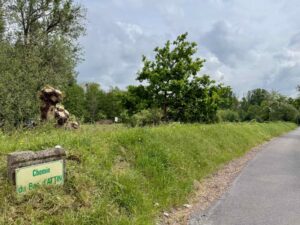 Cinq-activites-a-faire-dans-les-7-Vallees-balade-marais-de-La-Madelaine-sous-Montreuil-panneau-chemin-du-Bac-d-Attin