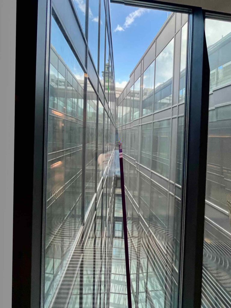 Des espaces vitrés avec vue sur la vieille ville, la marque du Novotel de Lviv.