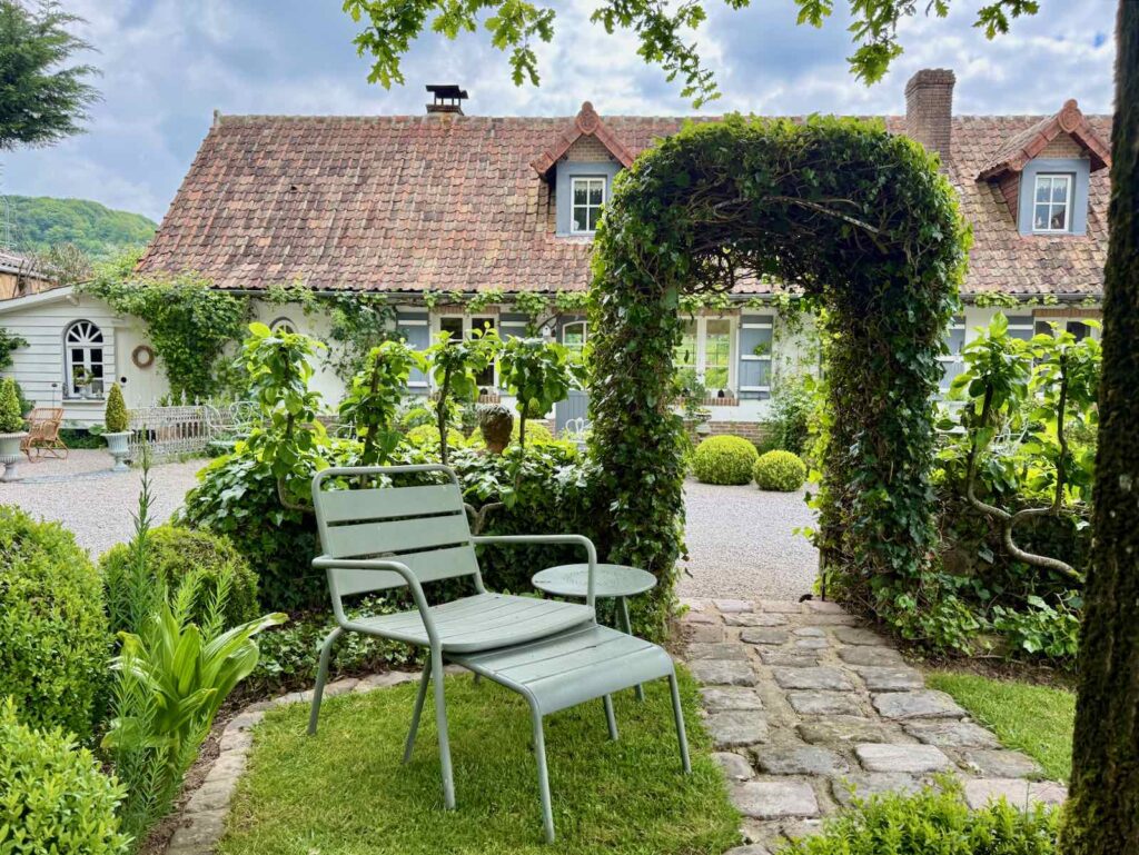 Doudeauville-Jardin-de-la-Maison-des-champs-arche-verdure