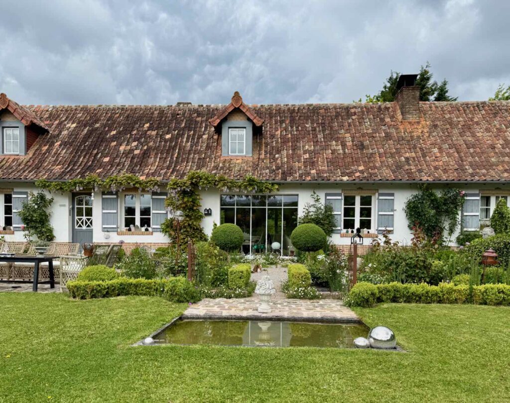 Doudeauville-Jardin-de-la-Maison-des-champs-arriere-maison-avec-bassin