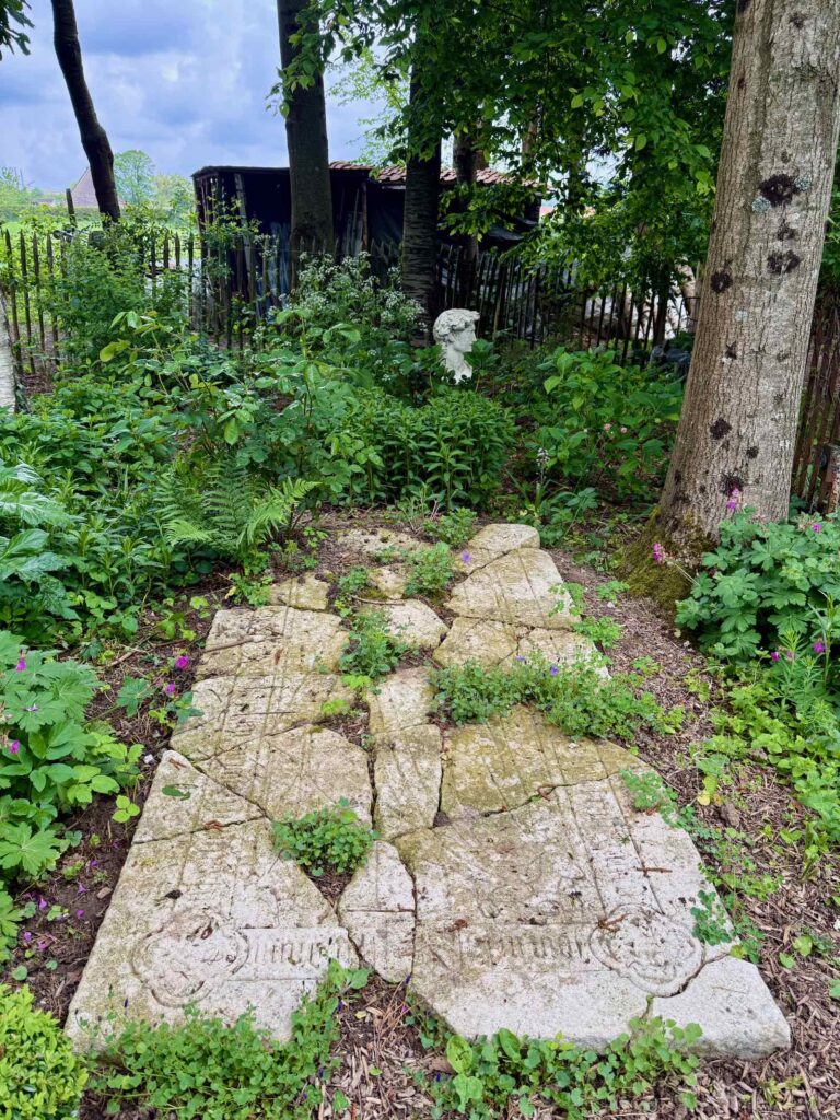 Doudeauville-Jardin-de-la-Maison-des-champs-dalle-sepulture-dame-Jeanne