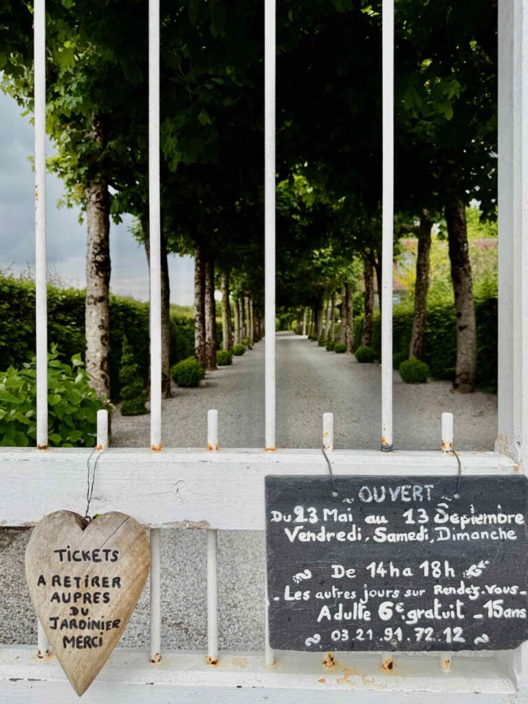 Doudeauville-Jardin-de-la-Maison-des-champs-grille-entree