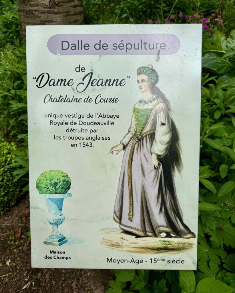 Doudeauville-Jardin-de-la-Maison-des-champs-panneau-Dame-Jeanne