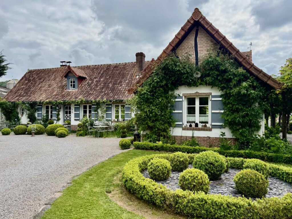 Doudeauville-Jardin-de-la-Maison-des-champs-parterre-buis