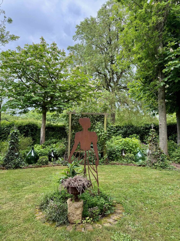 Doudeauville-Jardin-de-la-Maison-des-champs-silhouette-femme