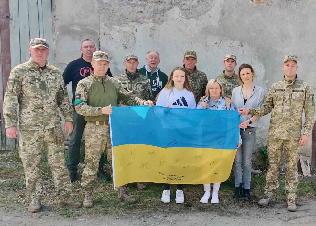 En mai 2022, le drapeau ukrainien, signé par le Conseil régional des Hauts-de-France, a été remis aux soldats ukrainiens.
