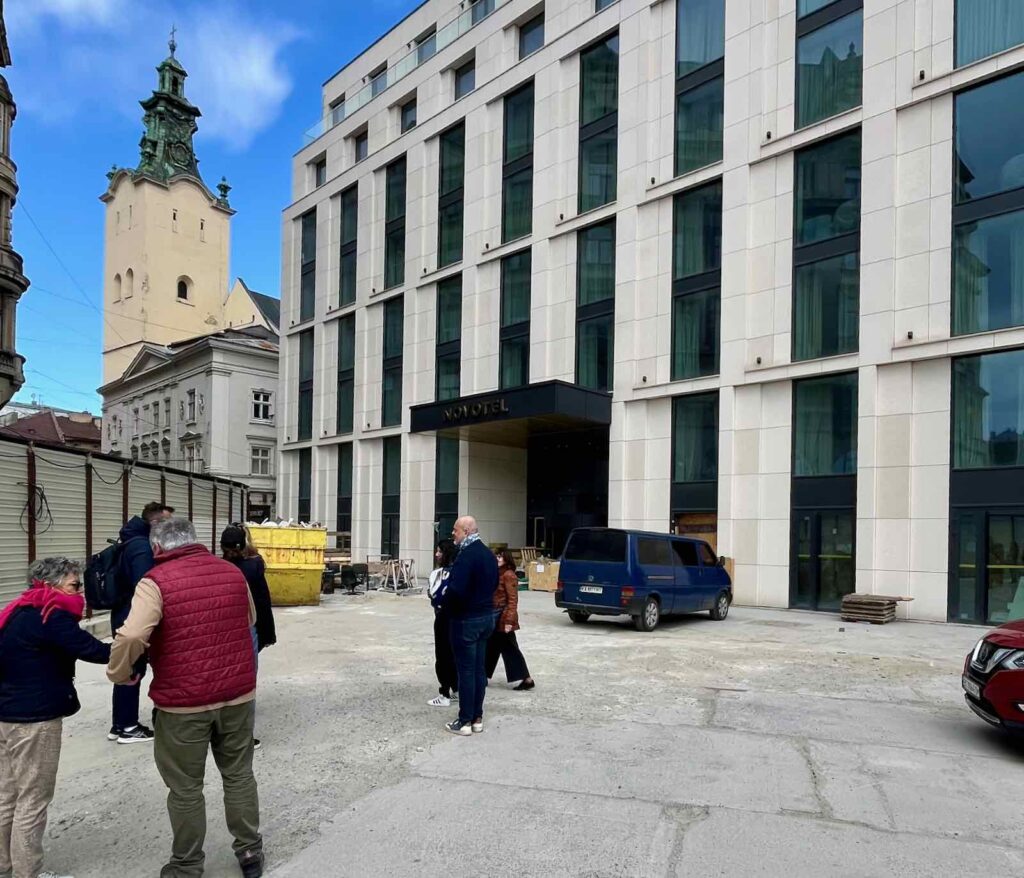 En plein cœur de Lviv, le chantier du Novotel touche à sa fin.