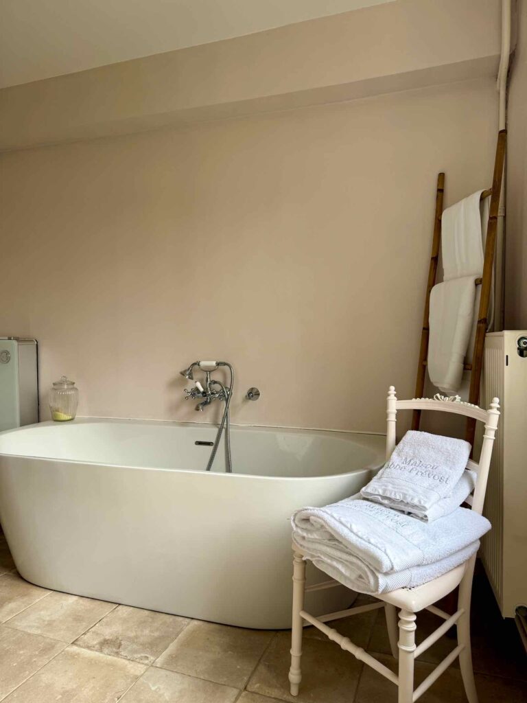 Hesdin-maison-natale-abbe-Prevost-chambre-Manon-baignoire
