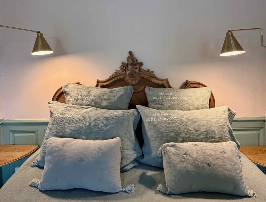 Hesdin-maison-natale-abbe-Prevost-chambre-Manon-lit-et-linge-brode