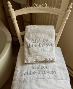 Hesdin-maison-natale-abbe-Prevost-chambre-Manon-serviettes-brodees