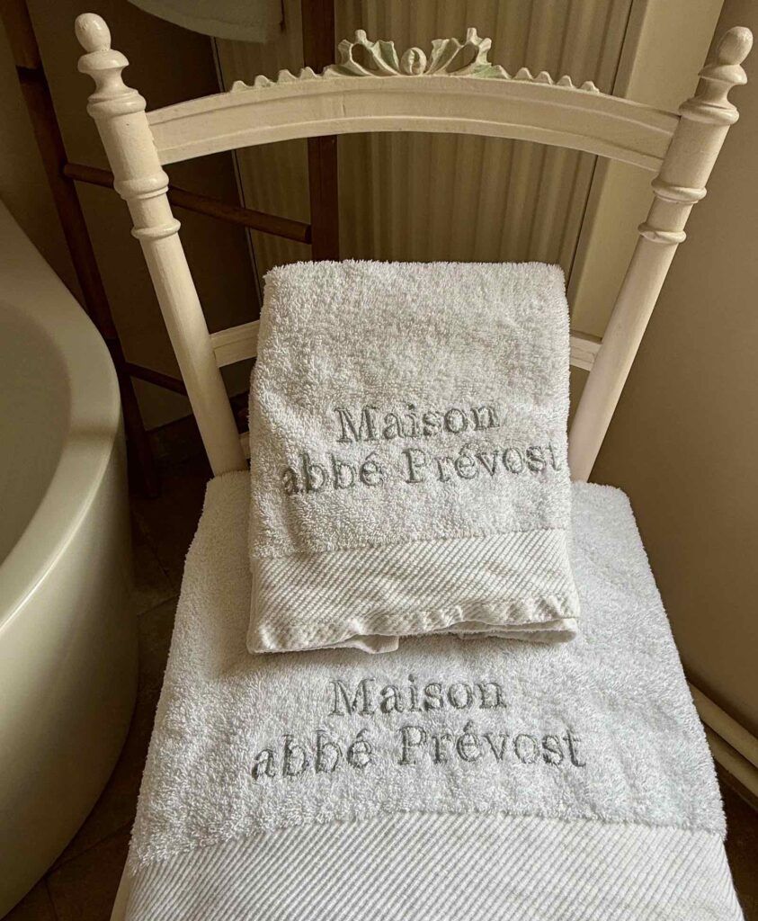 Hesdin-maison-natale-abbe-Prevost-chambre-Manon-serviettes-brodees
