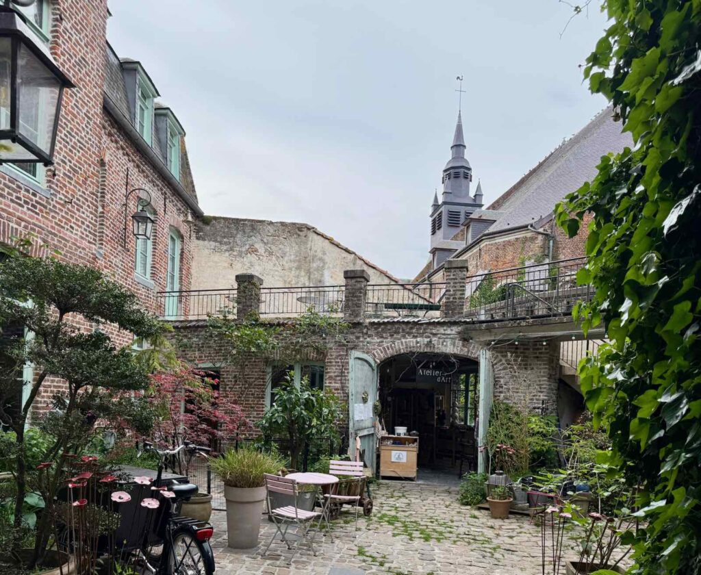Hesdin-maison-natale-abbe-Prevost-cour