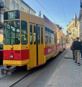 Le tramway continue à circuler, souvent bondé