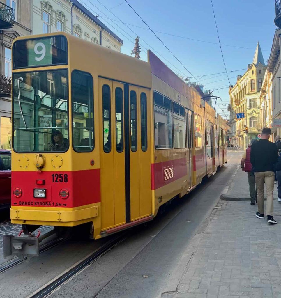 Le tramway continue à circuler, souvent bondé