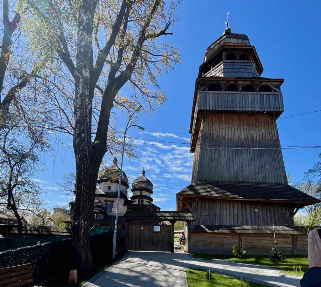 L'église en bois du XVIIIe est classée par l'Unesco.