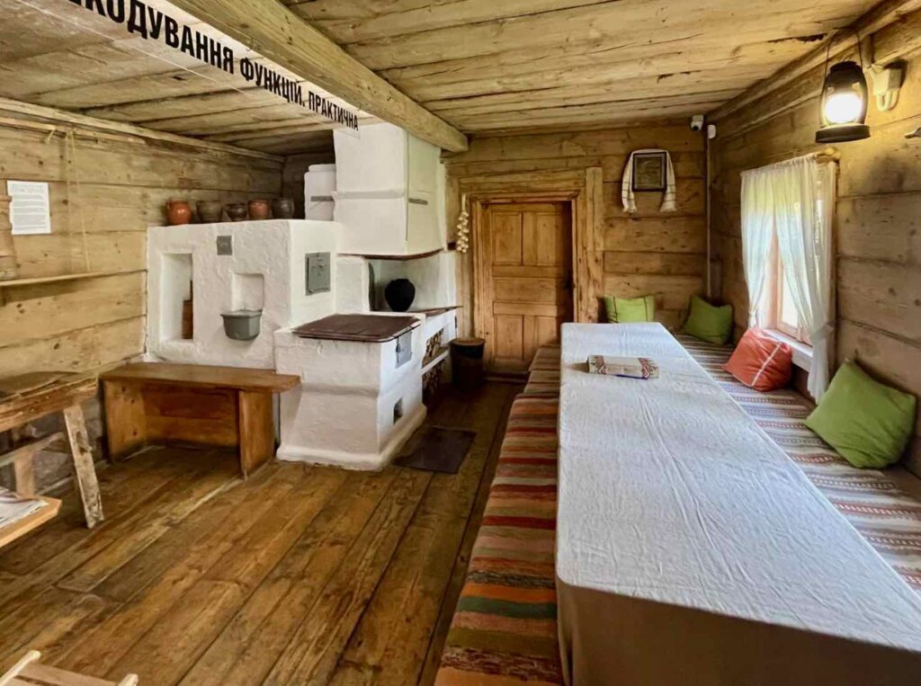 L'intérieur d'une maison en bois des Carpates