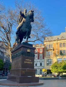 Lviv-nombreuses-statues-celebrant-l-Ukraine