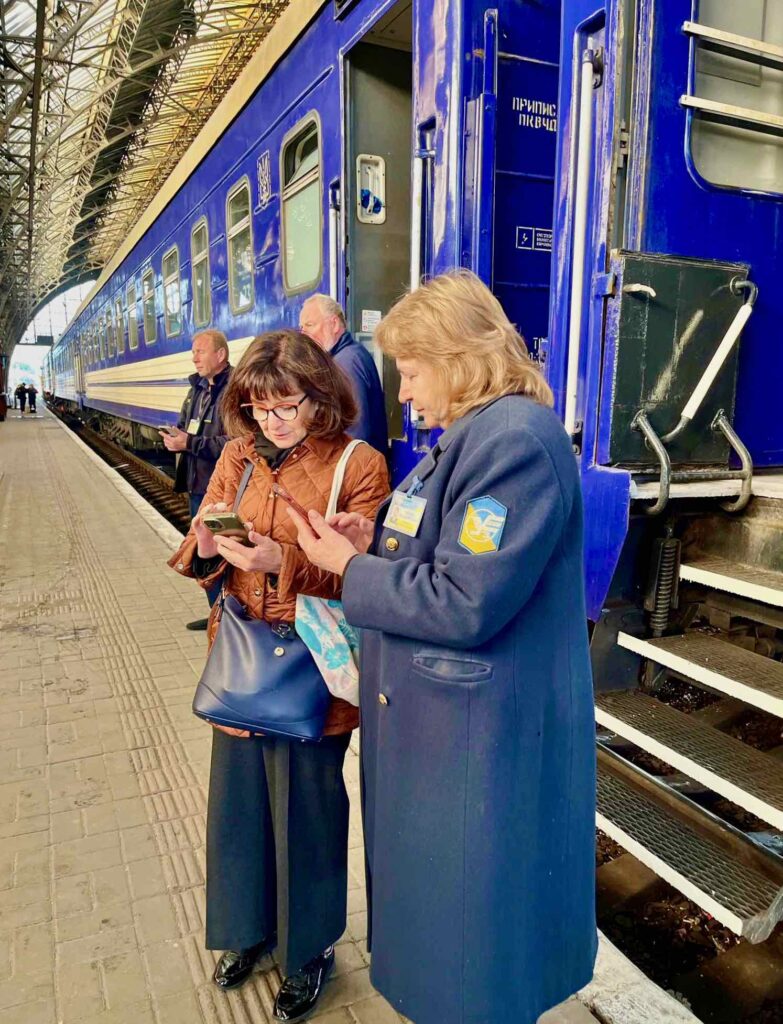 Olga Sansone aux petits soins pour ses invités jusque dans le train du retour. Photo @Plus au nord