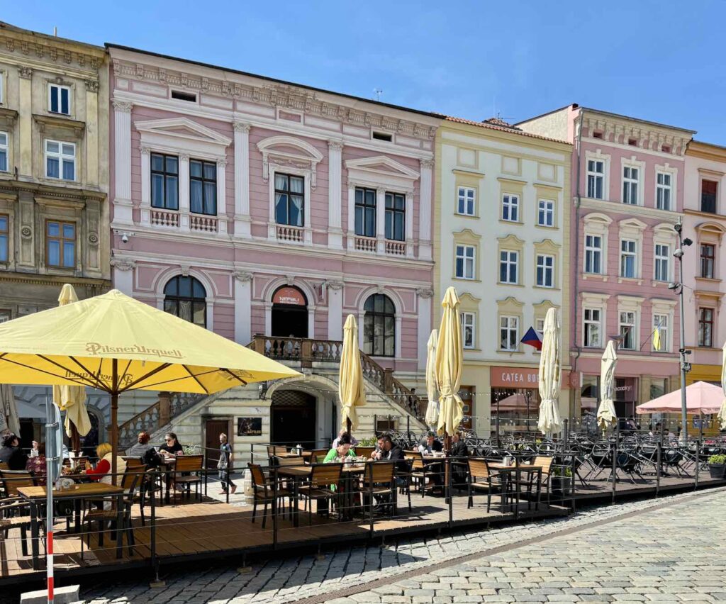 Olomouc-Dolni-Namesti.-enfilade-cafes