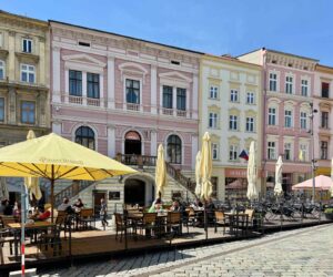Olomouc-Dolni-Namesti.-enfilade-cafes