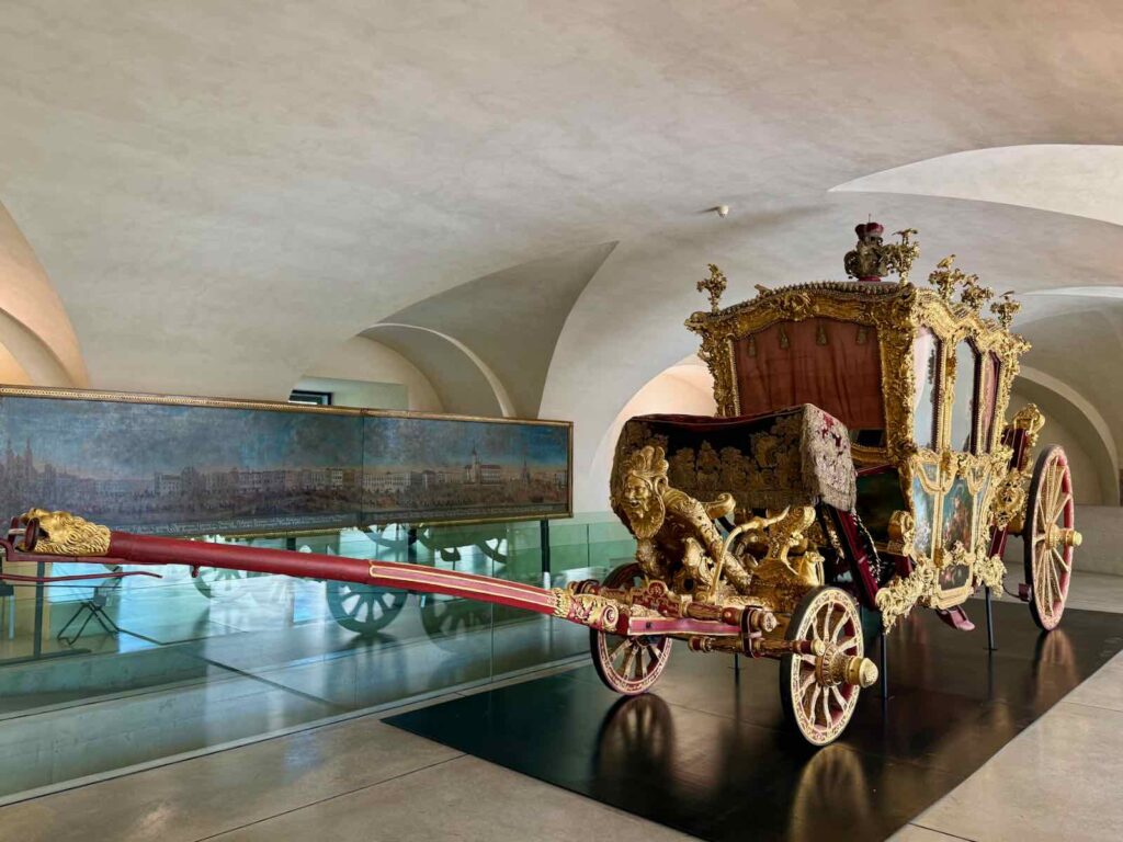 Olomouc-musee-archidiocesain-carrosse-vue-face