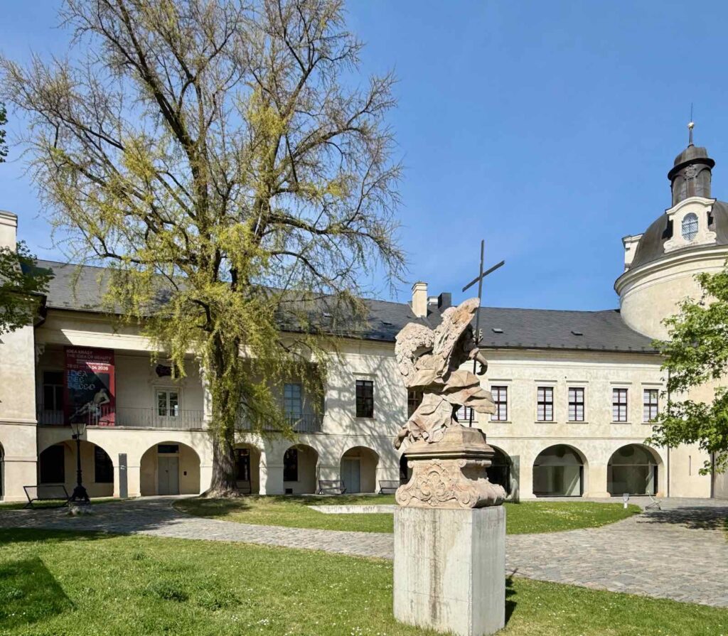 Olomouc-musee-archidiocesain-cour-d-honneur
