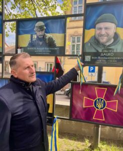 Taras Koutchma devant la photo de son meilleur ami, mort au combat.