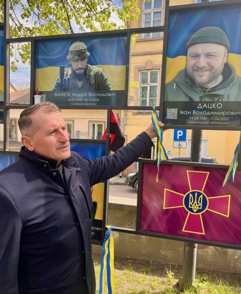 Taras Koutchma devant la photo de son meilleur ami, mort au combat.