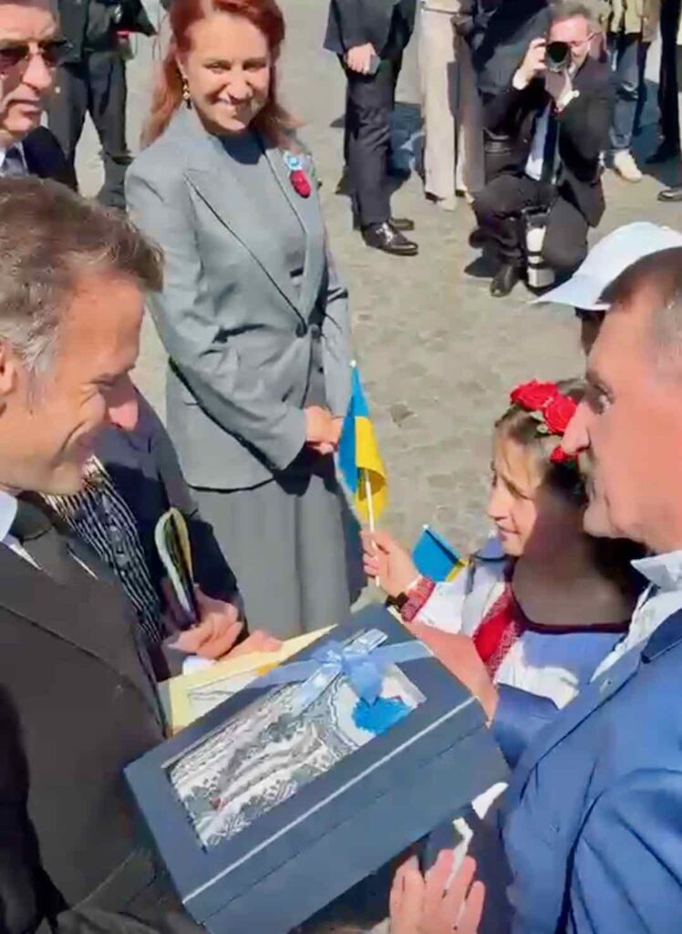 Il remet la traditionnelle chemise ukrainienne à Emmanuel Macron.