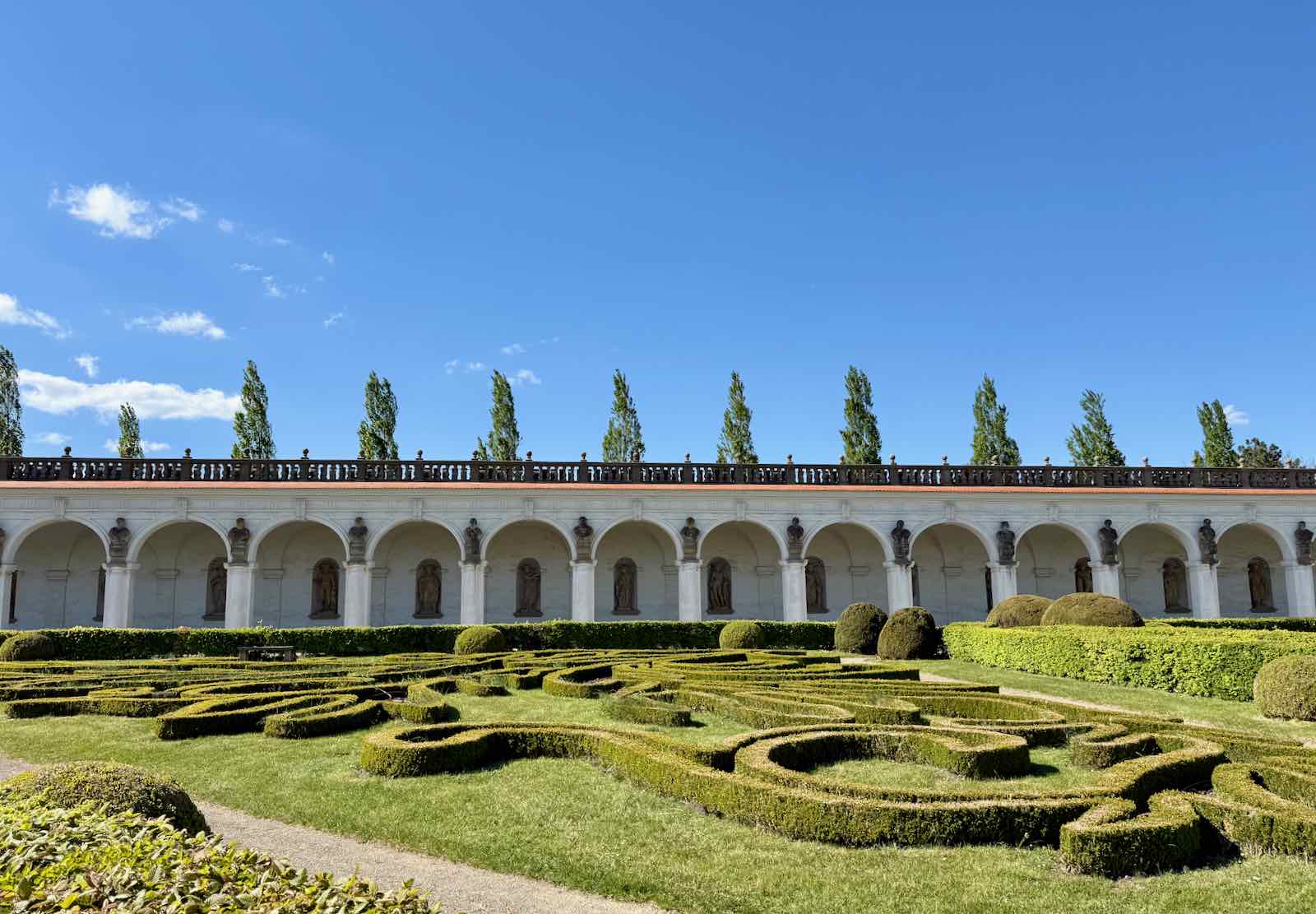 Tchequie-Kromeriz-Jardin-de-fleurs-colonnade