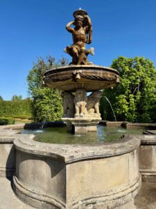 Tchequie-Kromeriz-Jardin-de-fleurs-fontaine