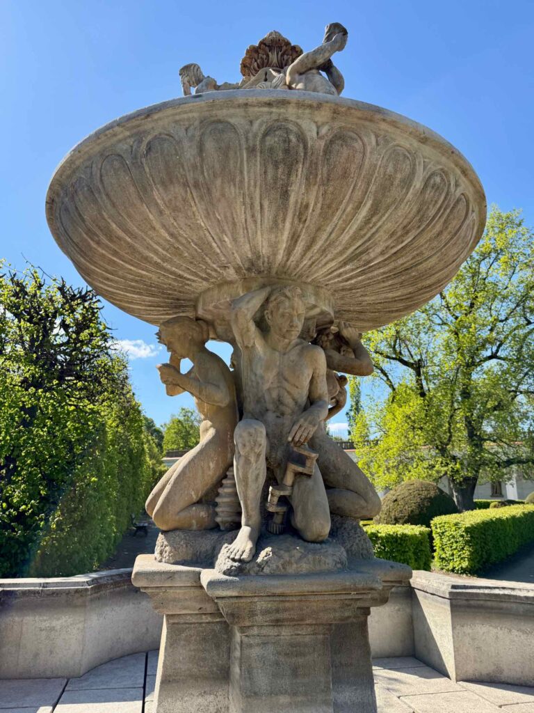 Tchequie-Kromeriz-Jardin-de-fleurs-fontaine-baroque