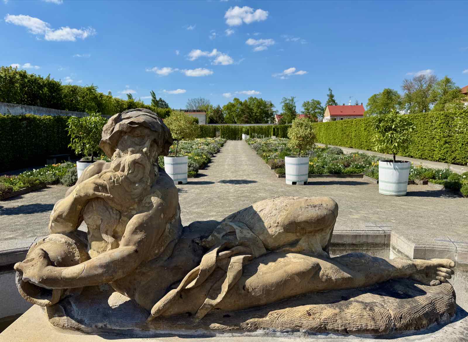 Tchequie-Kromeriz-Jardin-de-fleurs-statue