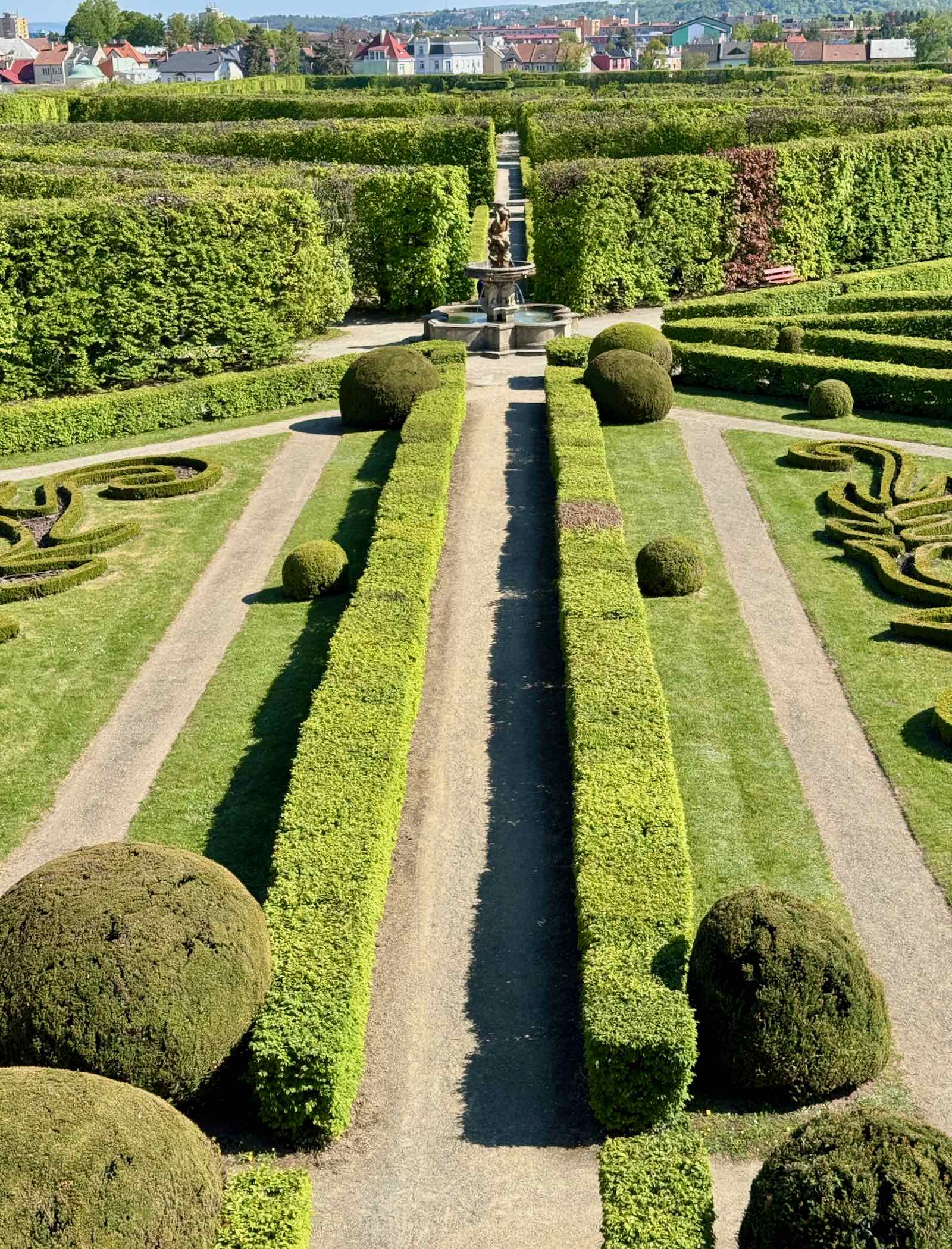 Tchequie-Kromeriz-Jardin-de-fleurs-vue-avec-hauteur